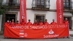 El atleta Mart�z Fiz (en el centro) junto a la comitiva que recorre el Camino de Santiago Sostenible.