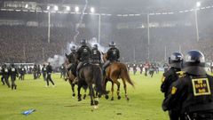 Imagen de la intervenci�n de la polic�a en los disturbios del partido copero entre el Waldhof Mannheim y el Kaiserslautern