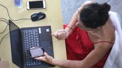 Una joven con un ordenador 