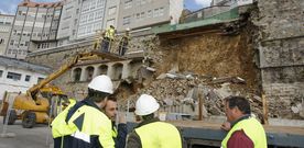 Obras en la zona donde el martes se produjo el derribo, horas antes de procederse a la colocaci�n del hormig�n a presi�n. 