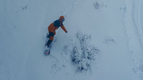 Manzaneda abre la temporada de esqu�.Un deportista disfrutando de las primeras bajadas de la temporada en Manzaneda.