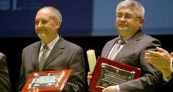 Couce Fraguela y Ram�n Loureiro, tras recoger su premio.