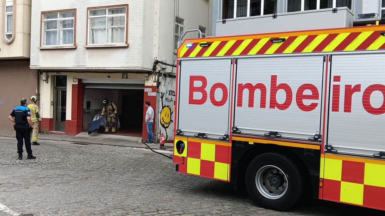 Alarma en la calle Espartero de Ferrol por la humareda en un garaje: «No podía abrir la puerta»