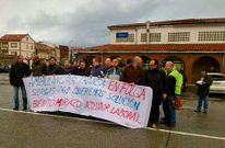 Los trabajadores se desplazaron ayer por la tarde hasta O Grove, de donde es el empresario.