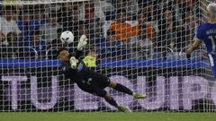 Leo Rom�n, en una de sus intervenciones durante el partido entre el Deportivo y el Elche