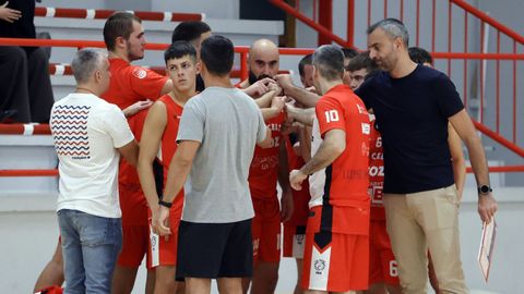 Alberto Ruiz de Galarreta y sus pupilos, durante un tiempo ante el Cambre.