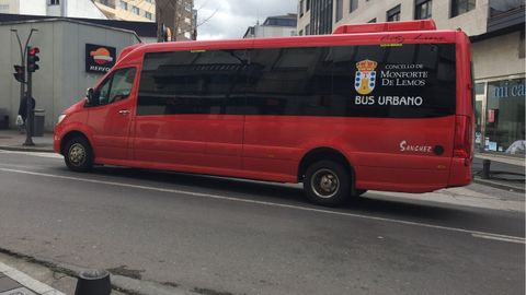 El nuevo bus rural estar pintado de rojo, como el que ya presta servicio en el casco urbano de Monforte