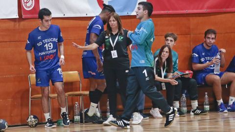 Irene Vilaboa dirigiendo un partido del Teucro