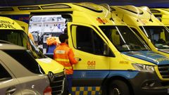 Imagen de las ambulancias y personal sanitario en el hospital �lvaro Cunqueiro de Vigo
