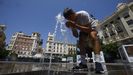 Un joven se refresca en Crdoba ante el intenso calor