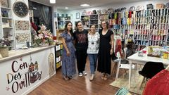 Cristina Mart�nez, segunda por la izquierda, junto a tres de sus alumnas. 