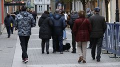 Personas mayores caminando por Ribadeo