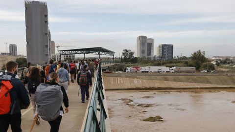 Emergencias de la Generalitat ha pedido nodesplazarse con vehculos a las zonas ms afectadas por la dana, as que miles de personas se dirigen a pie a estos barrios.