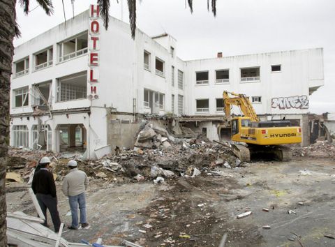 Las m�quinas demolieron el edificio del hotel Maxi en mayo del 2013. 