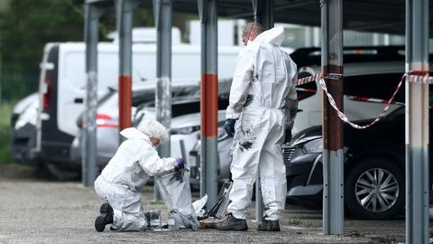 Policas forenses inspecciona uno de los ataque en la prisin de Avion.
