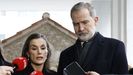 El rey Felipe VI (d) y la reina Letizia se dirigen a medios de comunicaci�n tras la misa por la princesa Irene de Grecia en la Catedral de Atenas, este lunes. 