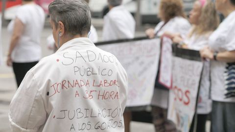 Trabajadoras del Servicio de Ayuda a Domicilio, Residencias y Afines, concentradas frente a la sede de la Fundaci�n de Servicios Sociales de Gij�n