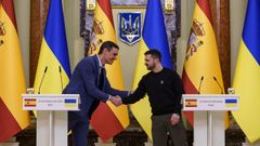 El presidente del Gobierno de Espa�a, Pedro S�nchez, y el de Ucrania, Volodimir Zelenski, se saludan a su llegada al Palacio Mariinski, en Kiev el pasado jueves.