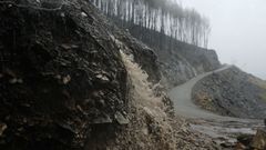 Escorrent�a formada en una zona quemada el verano pasado, en la Ribeira Sacra.