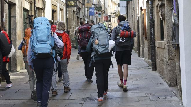 La presencia de peregrinos, en la foto este s�bado en la r�a do Franco, aumenta estos d�as de Semana Santa