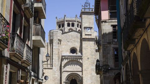 Fachada sur de la catedral de Ourense, con la torre del reloj.
