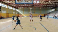 Los jugadores del COB en uno de los entrenamientos en el pabelln de O Pereiro de Aguiar.