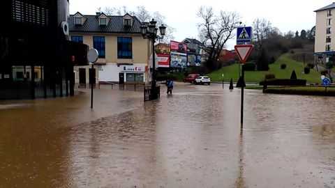Rotonda de Cerde�o, anegada por el agua del temporal Hugo
