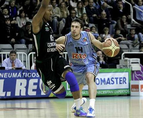 De Cobos, con el bal�n en un partido del play off.