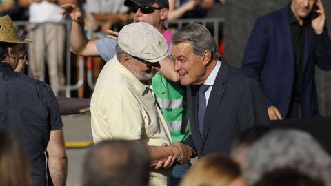 El expresidente de la Generalitat Artur Mas espera cerca del Parlament