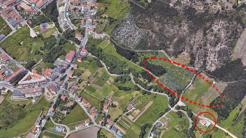 Sobre una imagen de Google maps aparece marcada con un crculo rojo la vivienda en donde se  localiz un pozo con agua caliente y arriba, con marco discontinuo, el suelo donde el Concello proyecta el rea termal. A la izquierda se identifica el centro de salud y en la parte superior el balneario y el centro cvico