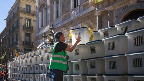 Urnas colocadas en la plaza de Sant Jaume de modo simbólico para celebrar el quinto aniversario del 1-O