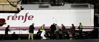 Los peritos realizaron mediciones en las ruedas de la cabeza motriz del Alvia en la explanada de A Escravitude donde se almacenan los restos del tren. 