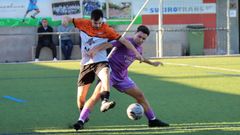 Xos� pugna con un rival por la posesi�n del esf�rico.