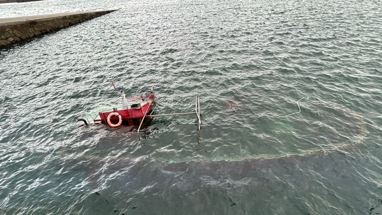 Un barco bateeiro abandonado se hundió en la zona del muelle de A Pobra