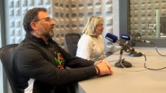 Jos� Manuel Barbeito e Isabel Arcay, de la Asociaci�n P�rkinson Galicia-Coru�a, ayer en Radio Voz