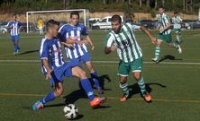 El defensa local Sera, con el bal�n, ayer en el campo pobrense. 