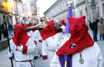 El V�a Crucis reuni� ayer en Santiago a miembros de las trece cofrad�as<span lang= es-es > </span>