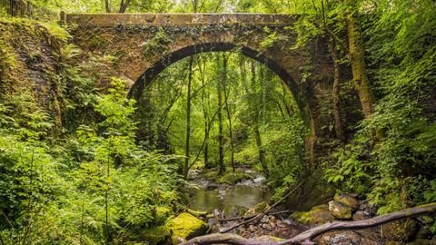 El puente de Caaveiro, sobre el ro Sesn, que divide A Capela y Monfero