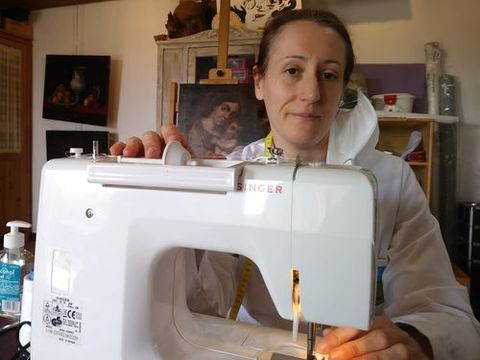 Carmen Jim�nez, mientras realiza mascarillas desde su casa.