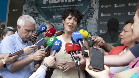 La ministra de Inclusión, Seguridad Social y Migraciones, Elma Saiz (c), atiende a los medios a su llegada para participar en la mesa redonda 'Jubilación y prestaciones futuras', en la Feria de Muestras de Gijón, a 6 de agosto de 2025, en Gijón, Asturias