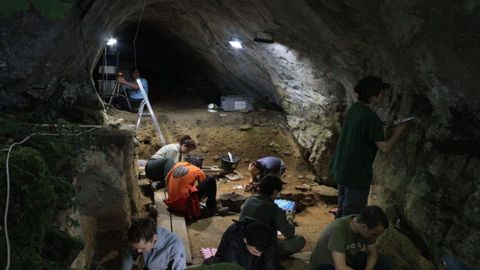 Investigadores trabajando en el yacimiento arqueol�gico de Cova Eir�s, en Triacastela