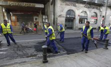 Las obras de bacheo afectaron ayer al tr�fico en el centro. 