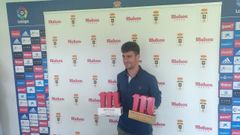 Jimmy posa con los dos trofeos recibidos
