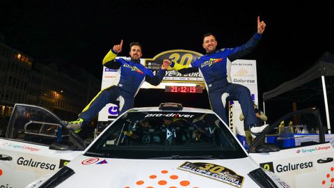 Santi Garc�a y N�stor Casal, celebrando su victoria en el rali de A Coru�a.
