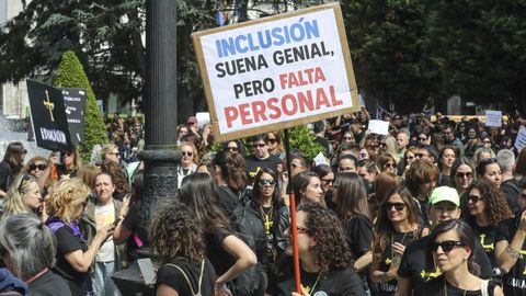 Manifestación de docentes convocada este martes en la Plaza de España de Oviedo, donde se ubica la Consejería de Educación, durante la jornada de huelga en la educación pública asturiana
