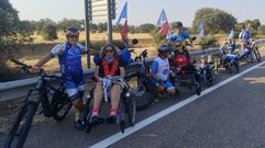 El grupo de Discamino en la tercera etapa, buscando la sombra para cada parada durante un Camino de Santiago marcado por la alerta roja por la ola de calor en medio pa�s.