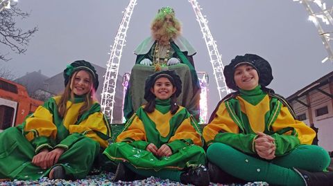 Tres paxes na carroza do rei Gaspar, na cabalgata do 2023 en Monforte