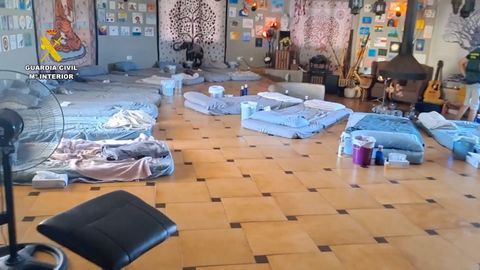 Camastros dispuestos en el chalé de Pedreguer (Alicante) donde supuestamente se llevaban a cabo los rituales