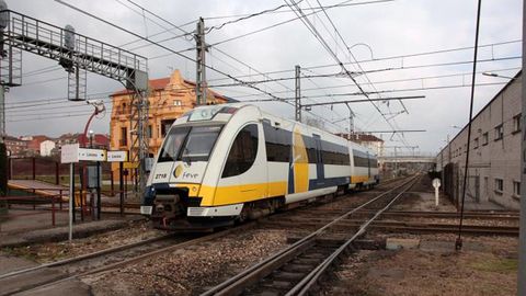 Un tren de va estrecha en el cruce de El Berrn 