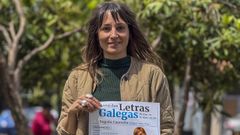 A concelleira de Cultura de Ver�n, Samanta Barrera, co cartaz do programa das Letras Galegas.